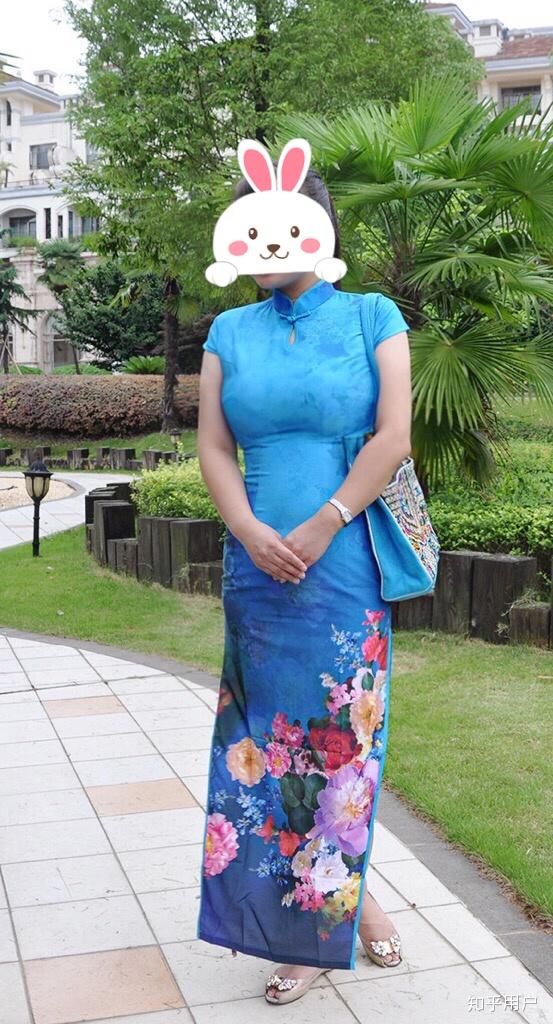 个子高,腿长,有胸有臀,最好稍胖一点,穿旗袍就很好看,尤其显身材.