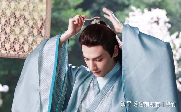 的扮相以白色,蓝色,青色为主,他的每套衣服都与他自身的气质融为一体