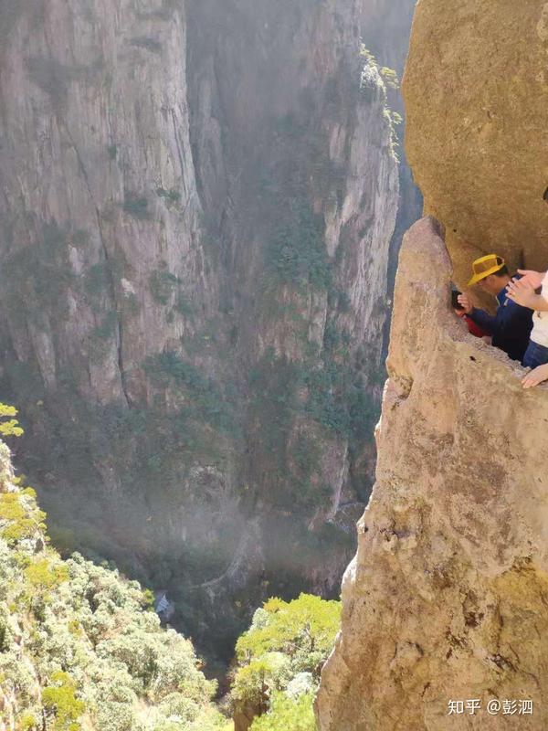 西海大峡谷山势更加陡峭,先是一路往上爬,再是一路往下至谷底,需要三