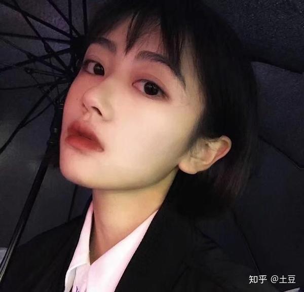有哪些女生特别酷的或是女生抽烟的头像?