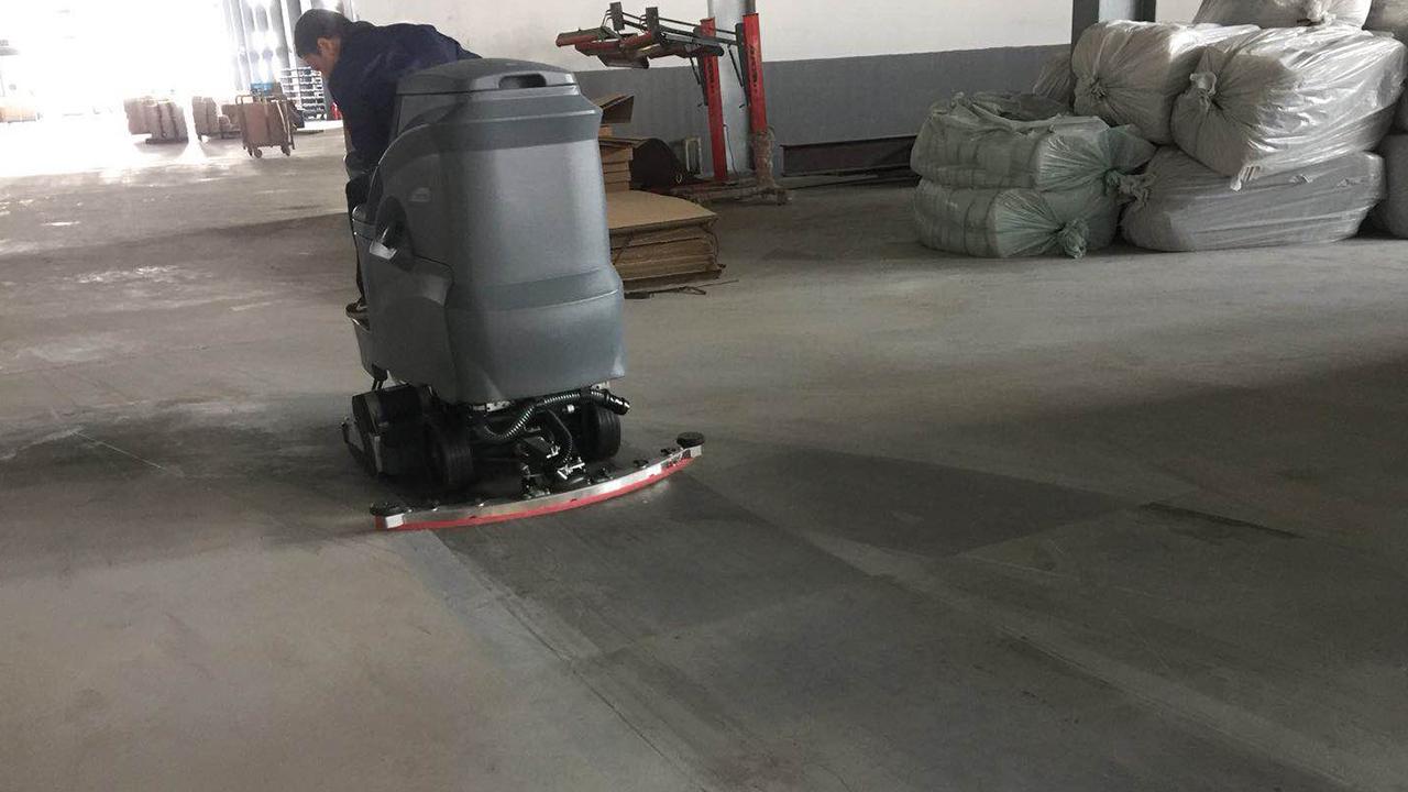 驾驶式洗地机可清洗水泥石灰厂的粉尘地面