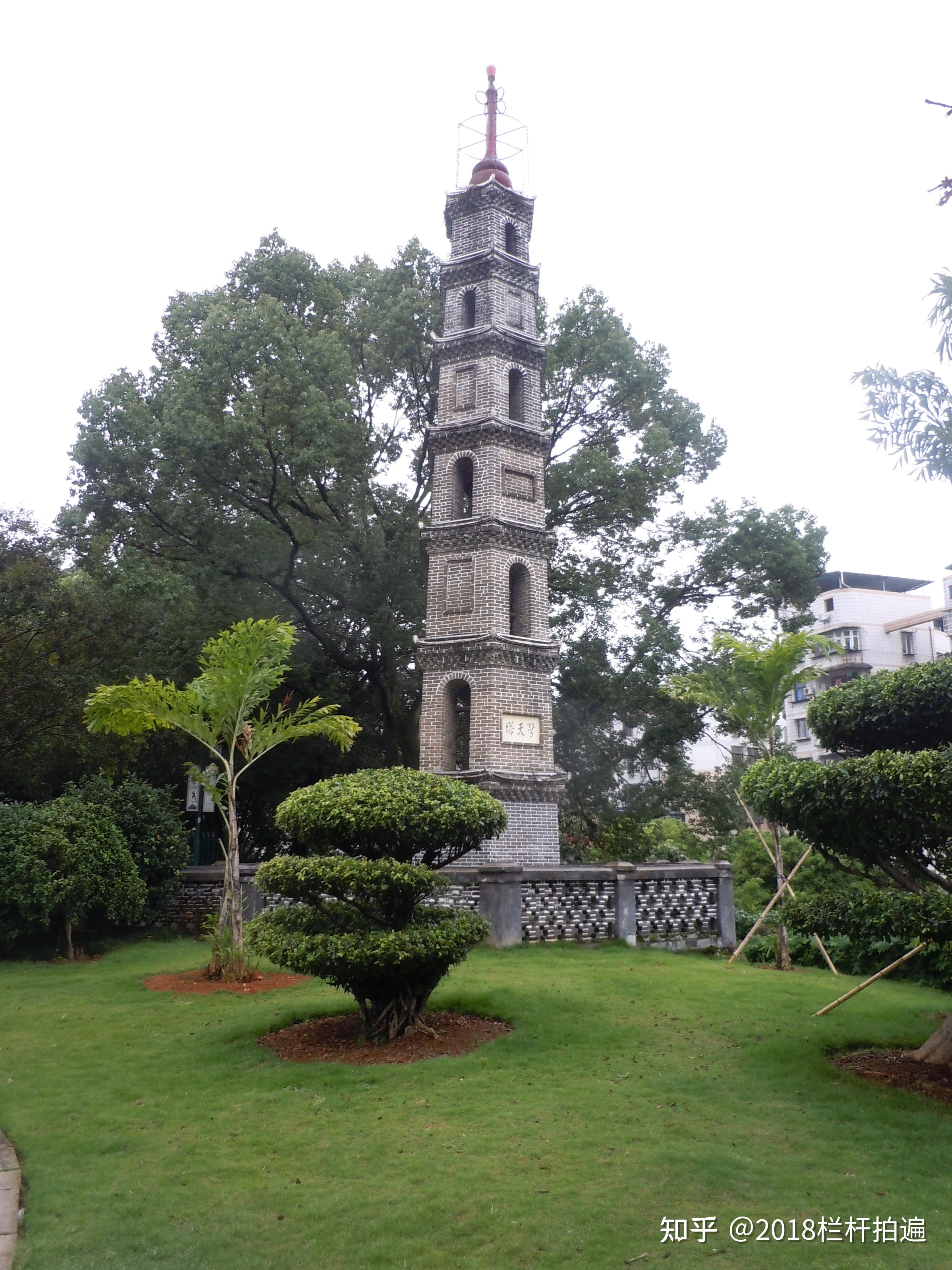 龙岩小雨中的中山公园