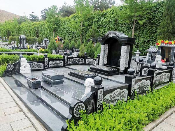 是公墓为了满足私人无法修建家族墓地的需求,创新规划出来的墓葬形式