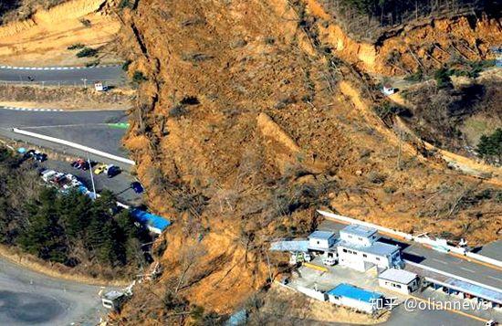 当地时间2月14日,发生在日本东北部的强烈地震引发了严重的山体滑坡