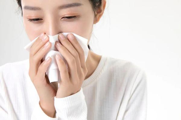 擤鼻涕时老感觉耳朵被堵住?这才是鼻炎人正确擤鼻姿势