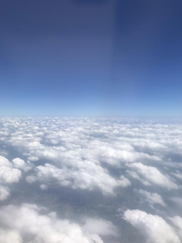 飞机平行空间的蓝天白云