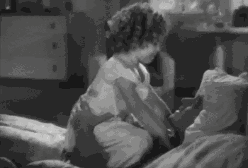 还真能看出影片制作方利用年幼的邓波儿表达性暗示