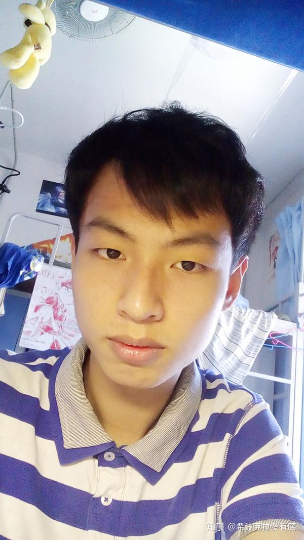 网恋对象一个月了,挺喜欢他的.昨天他突然发自拍给我