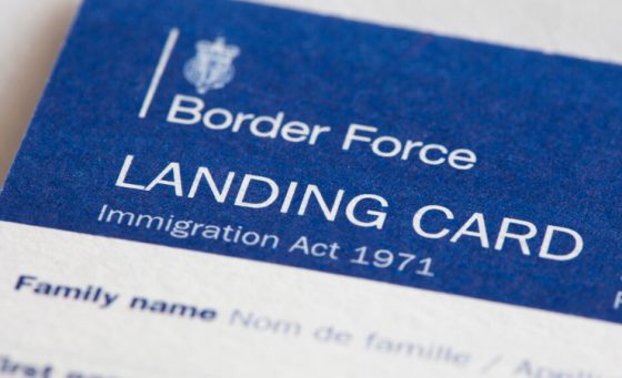 上乘务员都会发放一张蓝色的卡片,上面写着uk border agency landing