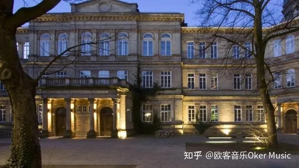 夏季学期只招收硕士研究生 报名费:50欧(视专业而定) 不来梅艺术学院