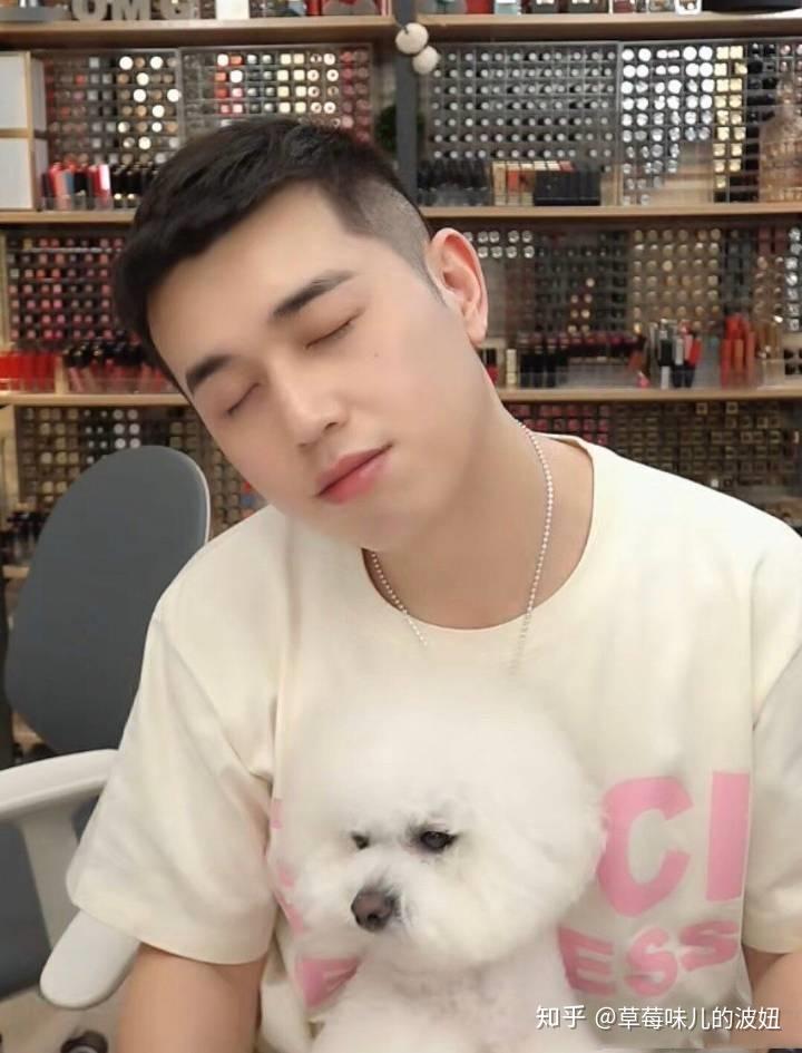 如何评价李佳琦小助理付鹏的颜值