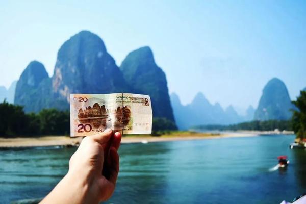 说到桂林山水,就不得不提到 20元人民币背景图.