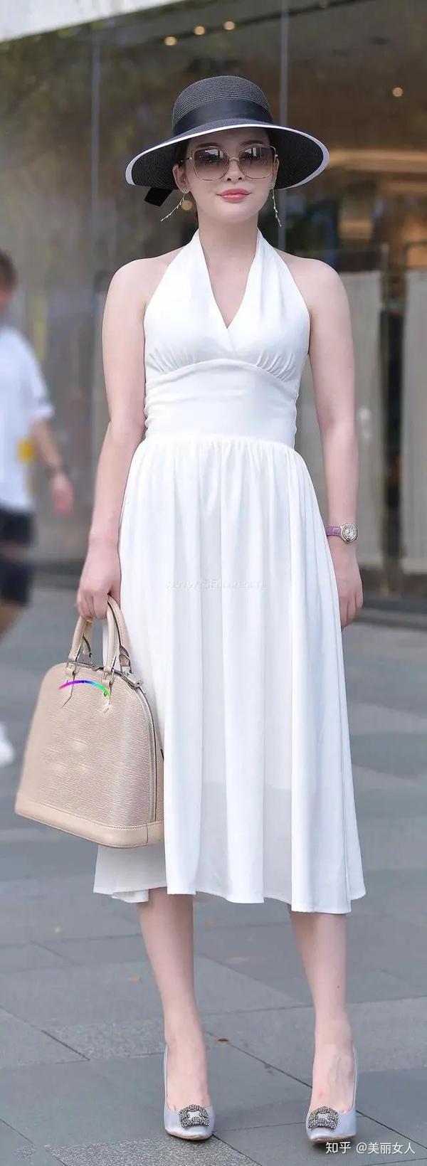 穿白色高跟鞋和白裙子美女图片