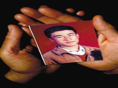 呼格吉勒图父母控告冤案制造者冯志明刘旭任俊林彭飞杨小树等人