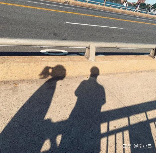 好事将近?与陈飞宇传恋情后,欧阳娜娜晒神秘男女影子照