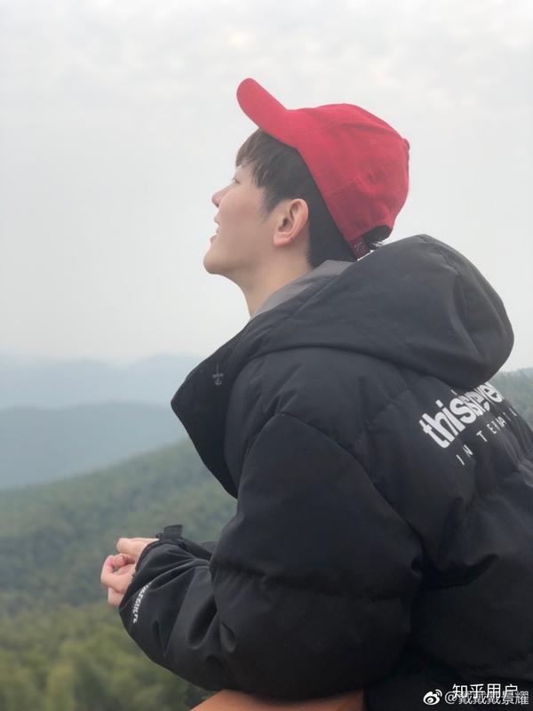 个人觉得戴景耀是一个很努力的人,我是看《班长大人》被圈粉的,很暖