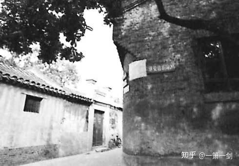 干面胡同往里最多50米,右手边上就出了条岔路,这就是西石槽胡同.