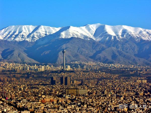 雪山下,沙漠前的德黑兰