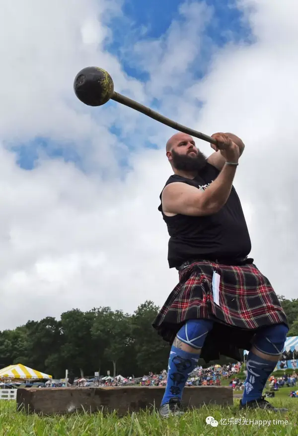 2. tossing the caber 抛木桩