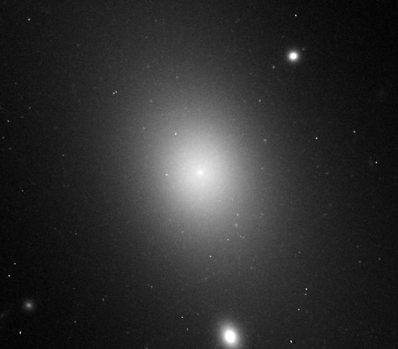 梅西耶天体 m84,m85 是透镜状星系,那它们是凸透镜?还是凹透镜呢?