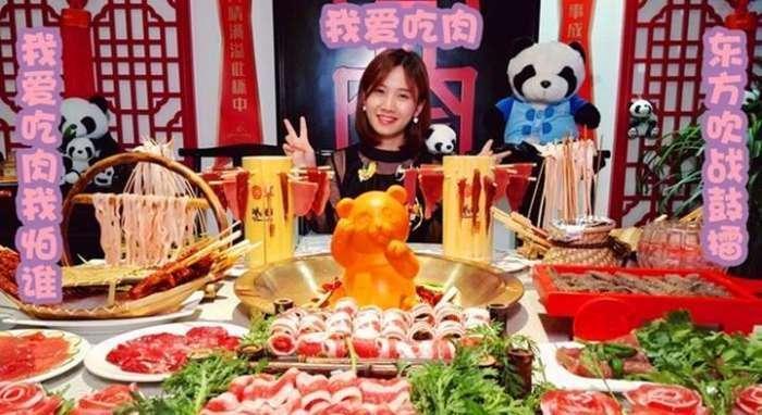 美女喝白酒的套路走红,如小妹醉酒搭顺风车,当着老爸吹白酒瓶