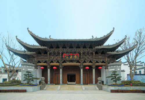 精美复刻淮王宫,再现饶州鼎盛时期的人文显赫 淮王宫建成开放后 门前