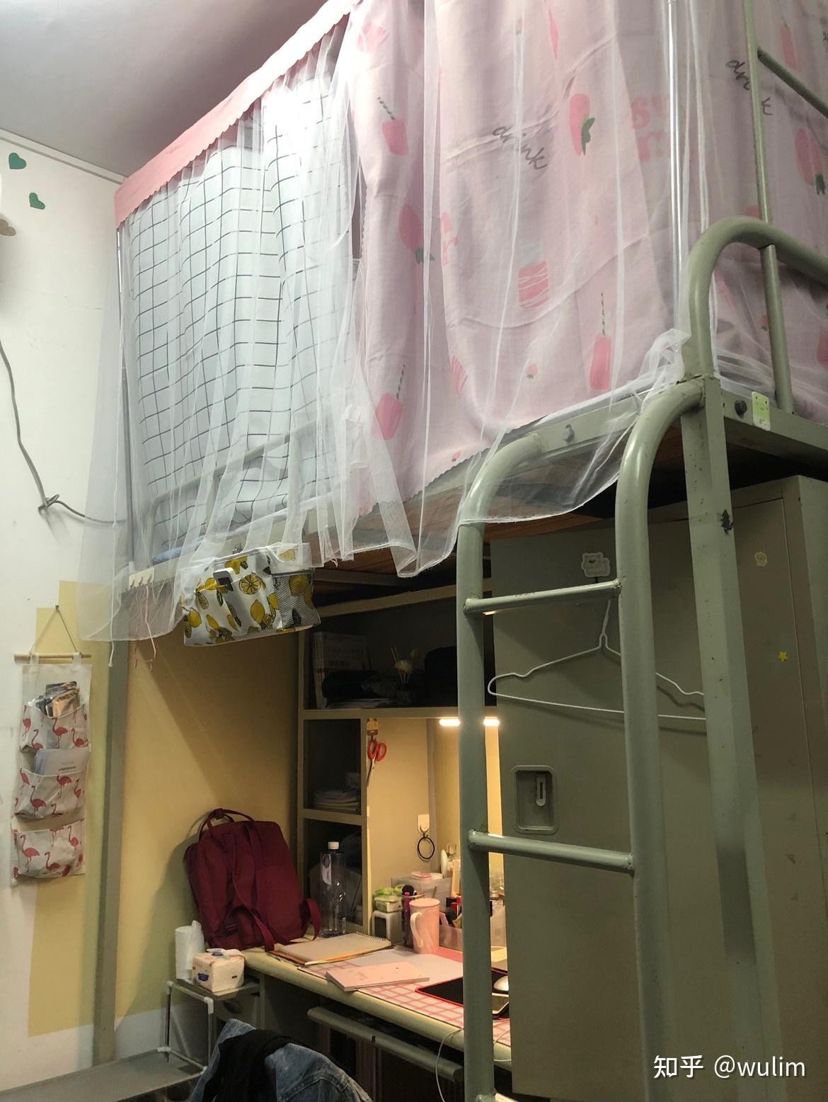 这是刚来的照片广东药科大学中山校区的宿舍都是四人间,上床下桌.