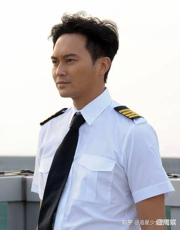 《披荆斩棘的哥哥》6位哥哥穿机长服亮相,张智霖才是天花板!