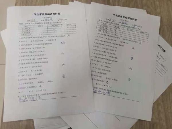 中队辅导员进行小学生家务劳动调查问卷,调查队员目前的劳动意识是否