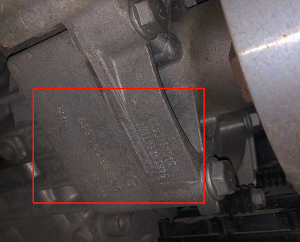 发动机变速箱下部没有发现明显的漏油情况,各个部件原厂标识和钢印