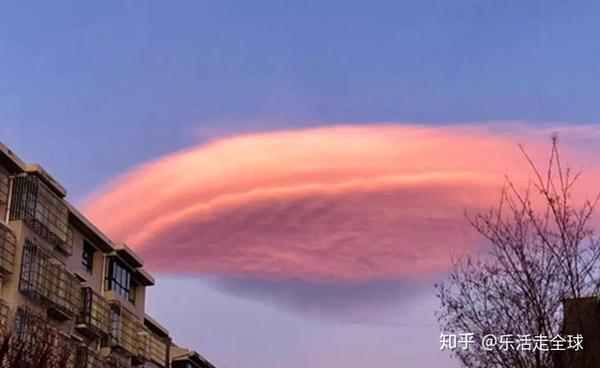 荚状层积云(天上豆荚云,天下雨淋人)