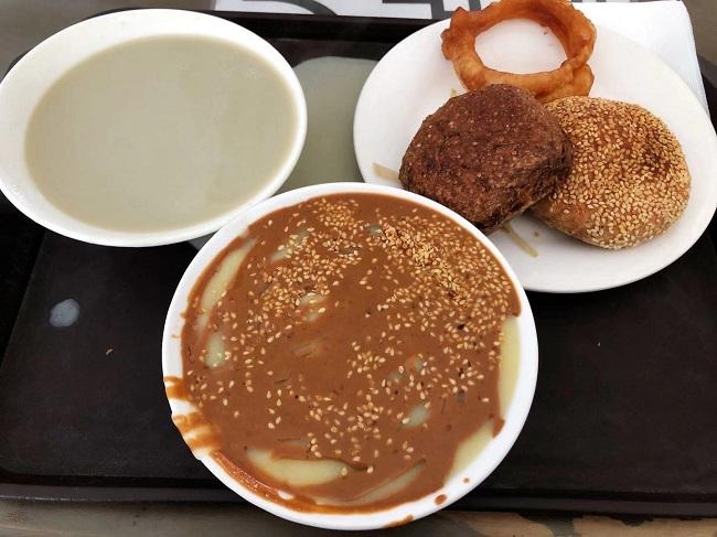 走进早餐中国,登上米其林推荐的豆汁焦圈:味道永远走不出北京