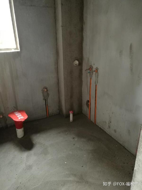 都会在工地上配置一个简易的马桶;规定不能在公司上的大小便和入住的