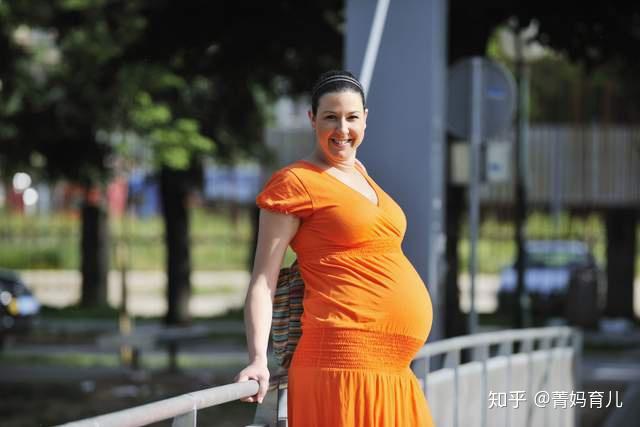 看这位怀上 三胞胎的妈妈,只有孕17周,但是肚大如箩,感觉已经快要临盆