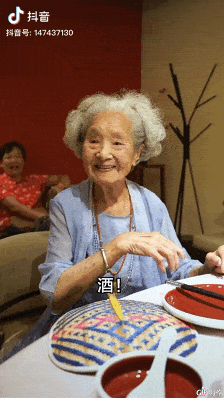 啃汉堡掉出假牙,早上起来偷喝白酒,这个99岁的吃货奶奶火了!