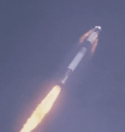 晚上11点30分 猎鹰9号火箭搭载飞船,发射了 上升到一定高度后 火箭被