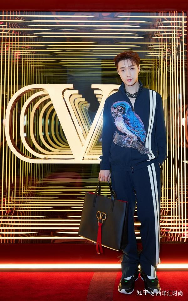 valentino vring包将经典v logo置于摩登包之上,迪丽热巴,唐嫣,张艺兴