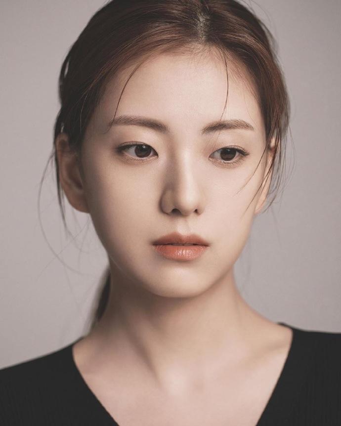 小编是一个很喜欢人像写真的孩子,因为人像写真可以把人物的特点放大