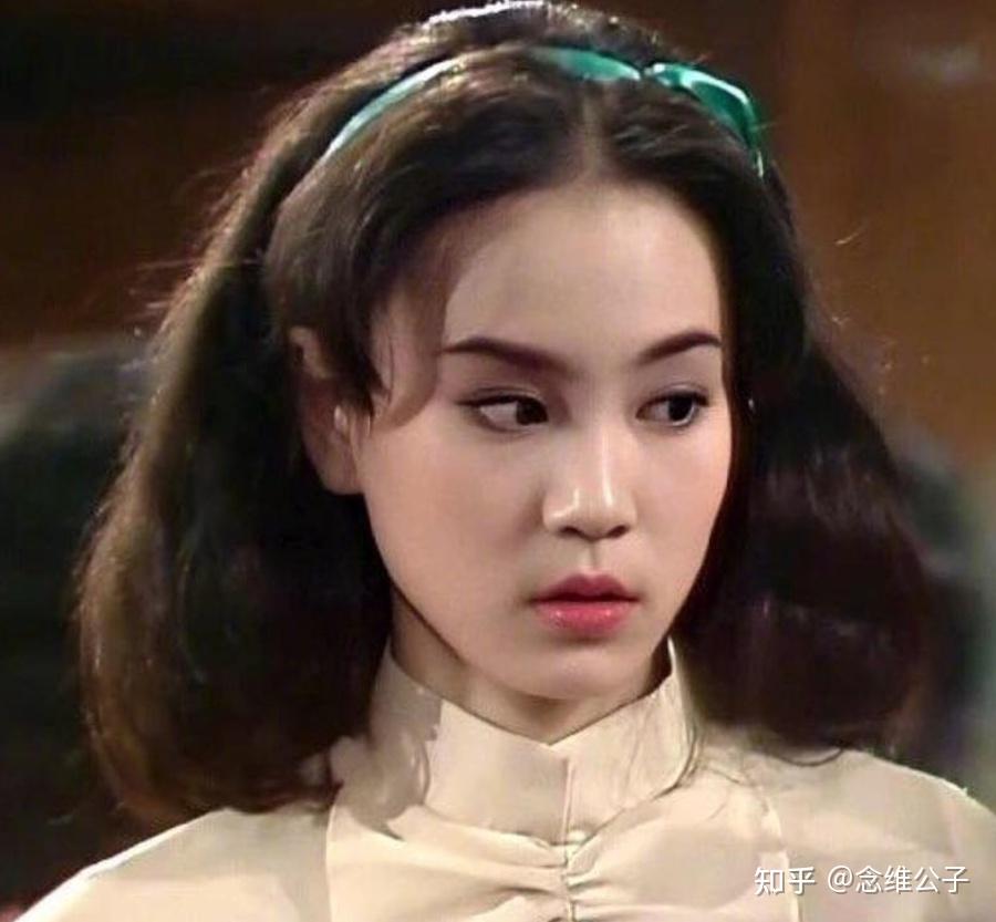 看到刘雪华的美貌,便对刘父说让她去考长城影业公司当演员吧