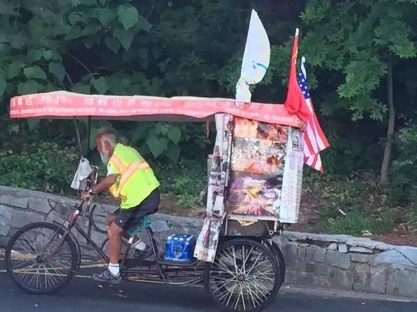 这位超酷的中国老头,骑着三轮车,走遍了全世界