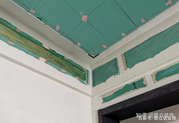 ②在吊顶的阴阳角处使用pvc线条加固,避免磕碰受损,并且让边角线条更