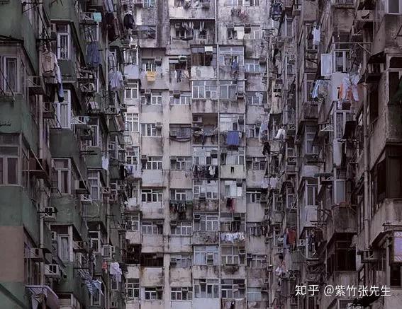 而与此同时,香港人均居住面积16平米,大量香港人居住在鸽子笼里,住房