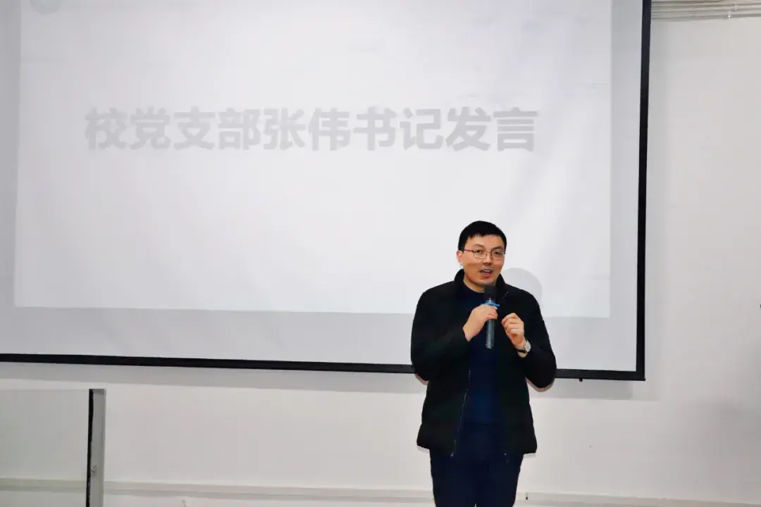 会上,张伟校长,文化中心刘廷主任对本学期组织工作和宣传工作进行了