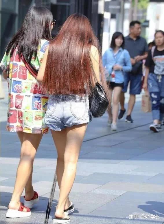 街拍紧身白色抹胸牛仔短裤青春活力窈窕而性感
