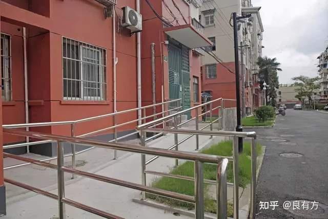 医院,学校等)建设,居家环境装修等进行的适老化,包括实现无障碍设计