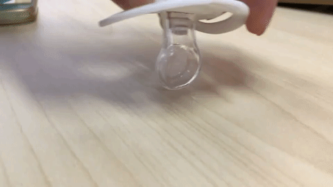 但有一款安抚奶嘴挡板部分非常非常硬和我们平时用的中性笔硬度接近