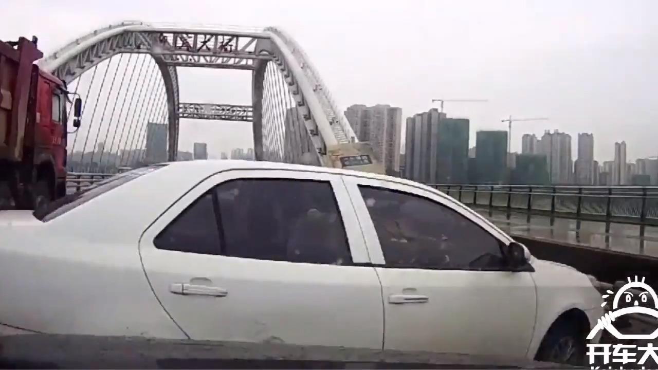 开车大神搞笑:老司鸡当街下蛋,轮胎疯狂乱窜!