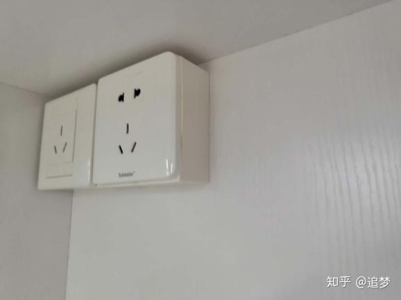 在这里,先跟大家科普一个安装插座的小知识. 明插.