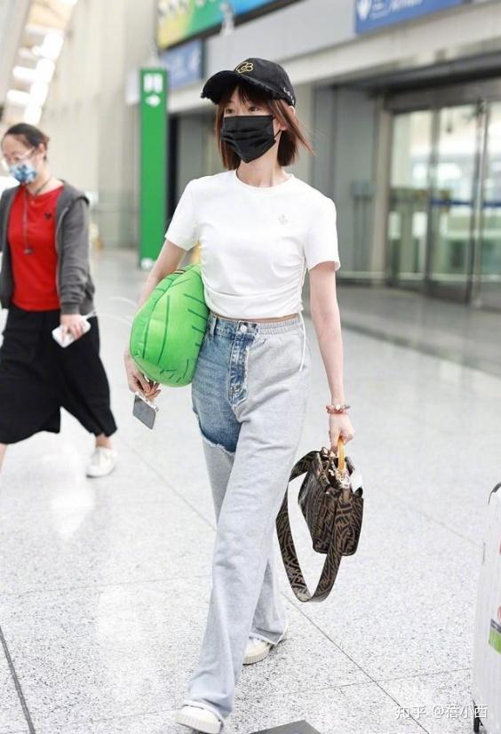 毛晓彤的私服穿搭也太叛逆了吧牛仔裤还要反着穿意外时髦