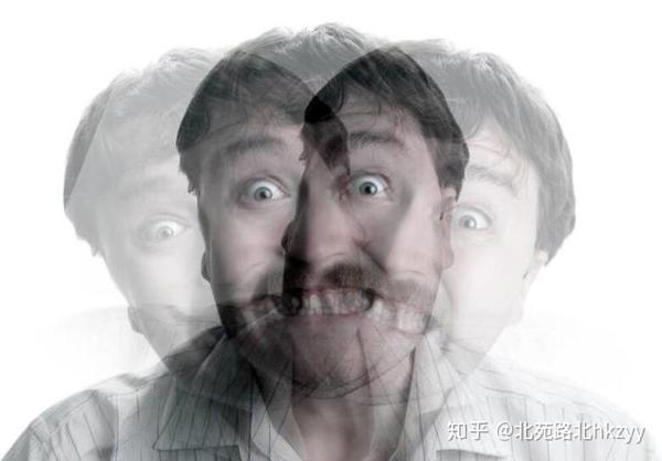 所谓自动症是在不受意志支配的情况下做一些动作,病人表情呆滞目光